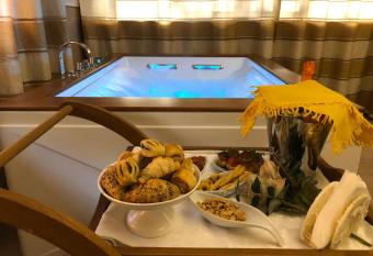 Villa Domus Salento Suites & Rooms con parcheggio privato in loco has rooms with a private hot tub