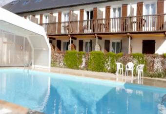 Auberge de la Vall  e d Ossau has Balcony rooms