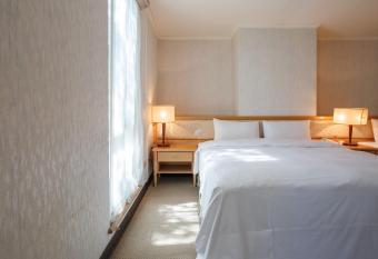 The Koos Hotel allows 18 year olds to book a room