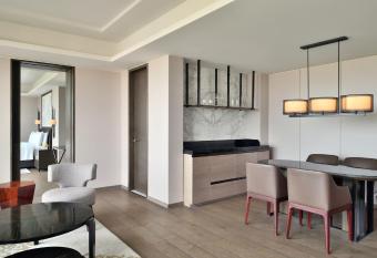 JW Marriott Hotel Kolkata has rooms with a private hot tub