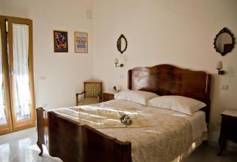 La piccola casa del cinema has Balcony rooms