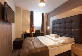 Hotel Villa Royale allows 18 year olds to book a room