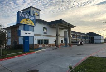Deluxe Inn & Suites - Baytown allows 18 year olds to book a room