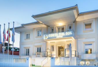 Costa del Sol Torremolinos Hotel has rooms with a private hot tub