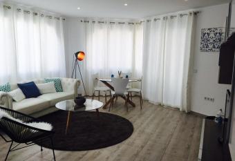 Apartamento Los Pinos allows 18 year olds to book a room