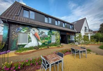 Hotel Auberge St. Pol allows 18 year olds to book a room