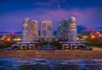 Howard Johnson Sandalwoods Resort Huizhou has rooms with a private hot tub