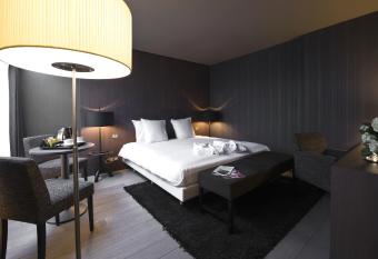 Flanders Hotel allows 18 year olds to book a room