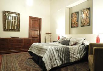 El Viejo Zaguan by Lunian allows 18 year olds to book a room