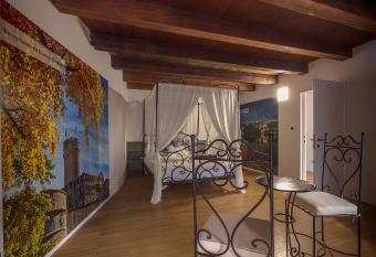 B&B Gli Scorci di Trento has Balcony rooms