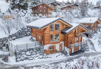 Chalet Enchanteur has Balcony rooms