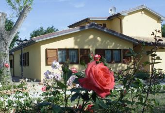 Country House La Madonnina allows 18 year olds to book a room