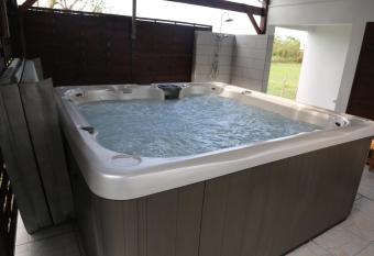 Joli bungalow avec jacuzzi chez Roberto has Balcony rooms