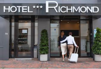 Hotel Richmond allows 18 year olds to book a room