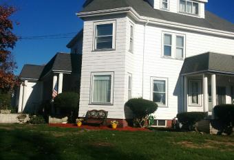 Ch  teau sur Mer Bed & Breakfast allows 18 year olds to book a room