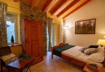 La Grange has Balcony rooms