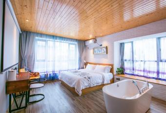 JiaoChangWei Maan CoCo Travelling With Inn has rooms with a private hot tub
