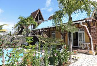 Villa Hibiscus allows 18 year olds to book a room