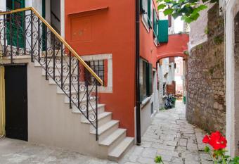 Casa Matteotti has Balcony rooms