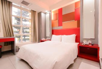 Beethoven Express Hotel allows 18 year olds to book a room