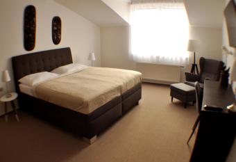 Studia Letc   2A allows 18 year olds to book a room