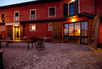Agriturismo Frascje Dai Spadons allows 18 year olds to book a room