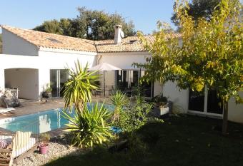 Maison d h  tes LA VILLA MADELEINE allows 18 year olds to book a room