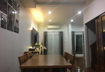 Sirinan Villa Nimman ChiangMai has rooms with a private hot tub