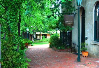 Provenance Accommodation has rooms with a private hot tub