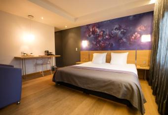 H  tel-Restaurant L Auberge allows 18 year olds to book a room