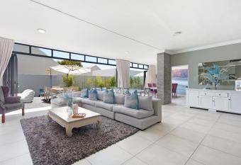 2 On Lismore Guesthouse has Balcony rooms