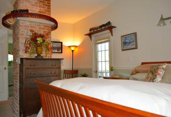 Pryor House B&B has rooms with a private hot tub
