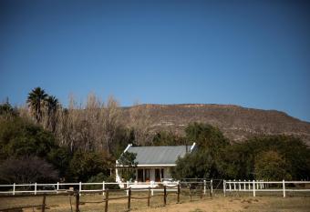 Acacia Cottage has Balcony rooms