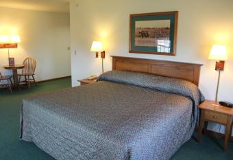 Farmstead Inn & Conference Center has rooms with a private hot tub