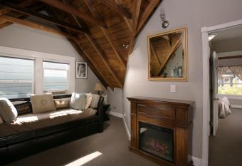 Noe's Nest Bed and Breakfast has rooms with a private hot tub