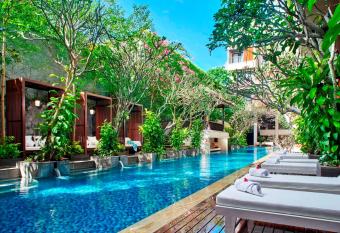 Jambuluwuk Oceano Seminyak Hotel has rooms with a private hot tub