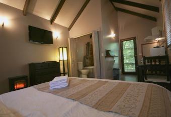 Lotus Lodges has rooms with a private hot tub