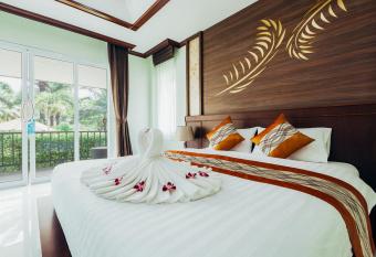 Palm Kiri Aonang Resort has rooms with a private hot tub