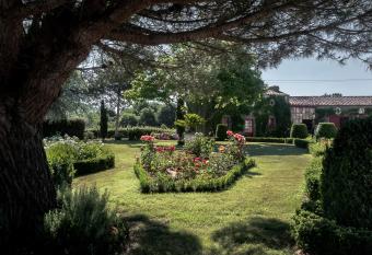 G  tes de la roblini  re has Balcony rooms
