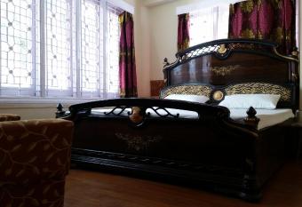 Flyer Exotica allows 18 year olds to book a room