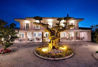 B. Equine Range Hotel has Balcony rooms