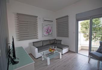 Galil View Apartment allows 18 year olds to book a room