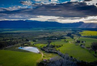Fraaigelegen Farm - Home of ADHARA EVOO allows 18 year olds to book a room