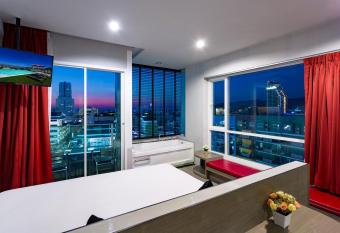 Neon Patong has Balcony rooms