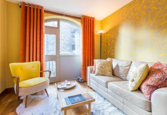 The Queens View has Balcony rooms