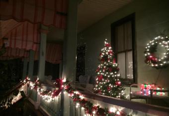 Apt#3 4 bedroom 2 bath, sleeps 10, walk to Beach, Mall, Parking available has Balcony rooms