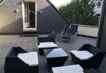 Hotel Le Dixsepti  me has rooms with a private hot tub