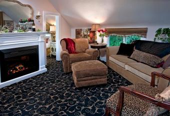 Cozy Rose Inn has rooms with a private hot tub