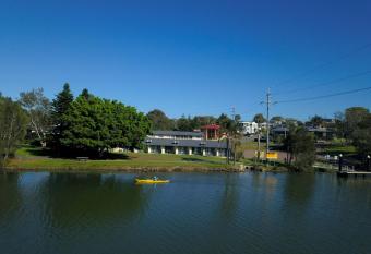 Hibiscus Lakeside Motel allows 18 year olds to book a room