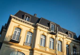 La Villa des Fleurs allows 18 year olds to book a room